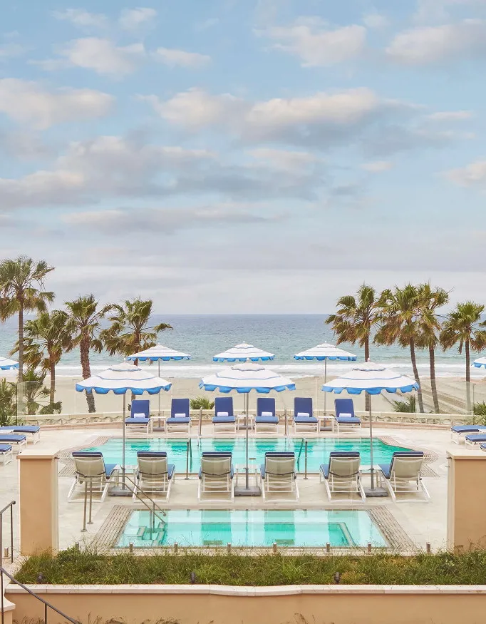 Swimming pool at Hotel Casa del Mar. From the pool you have a beautiful view of the ocean through the palm trees.