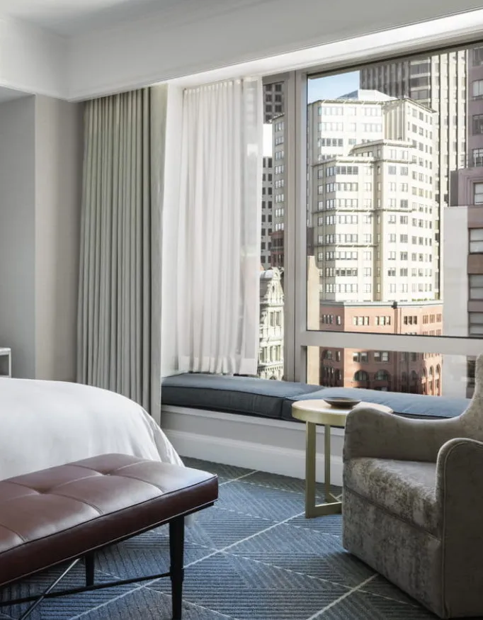 Luxury room at the Four Seasons Hotel San Francisco with a stunning view on the inner city.