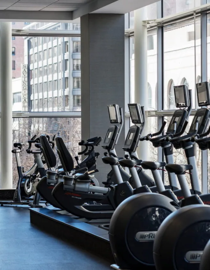 The gym at Four Seasons Hotel San Francisco with a view on the inner city.