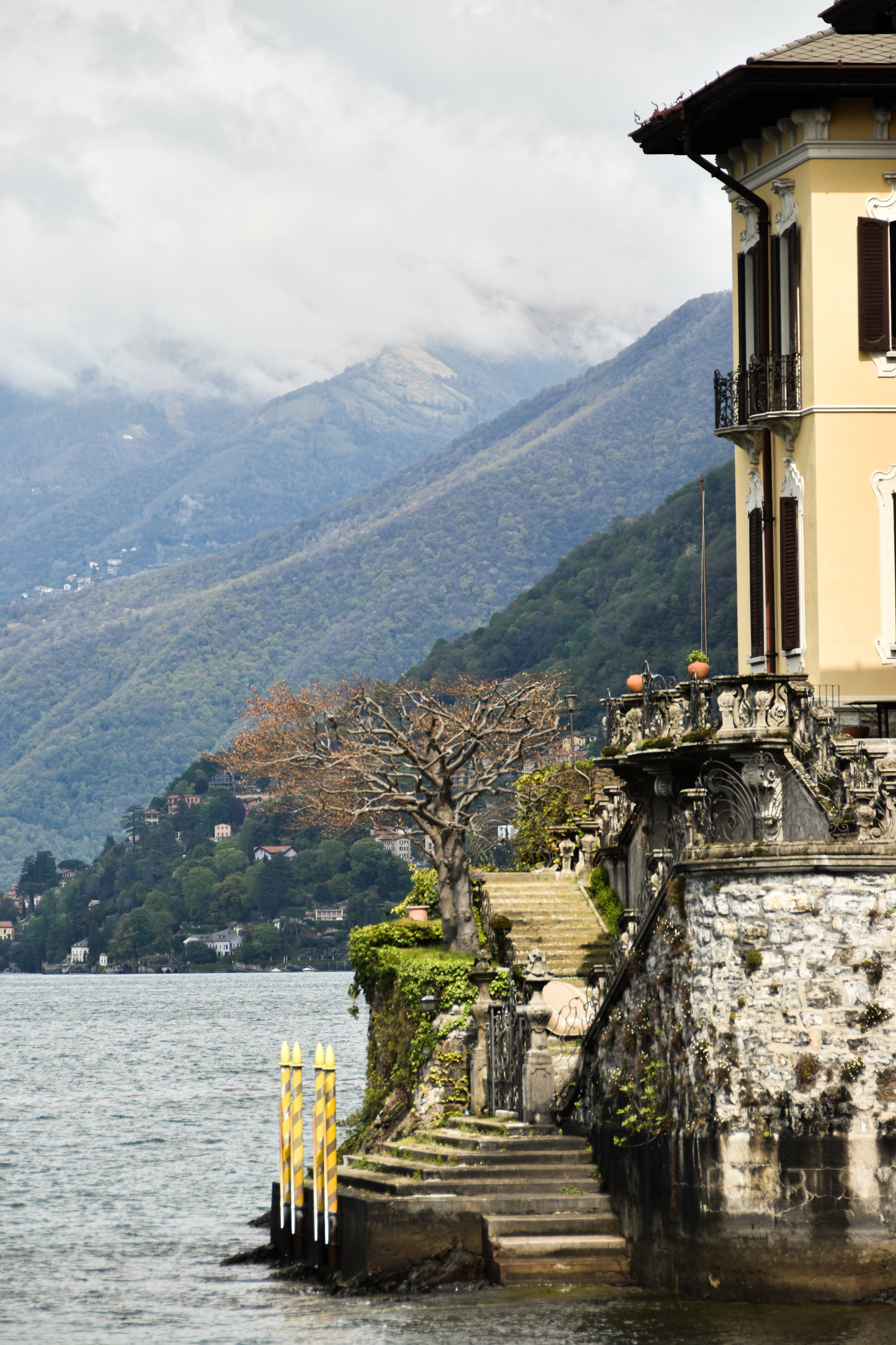 House near an Italian lake with a private entrance and staircase to the lake.