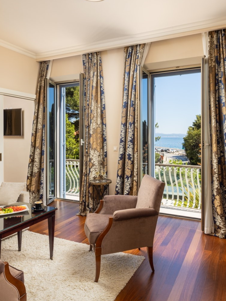 Living room with beautiful views from a suite in Hotel Park - Potestas Ltd.

Credits and copyright to Hotel Park - Potestas Ltd.