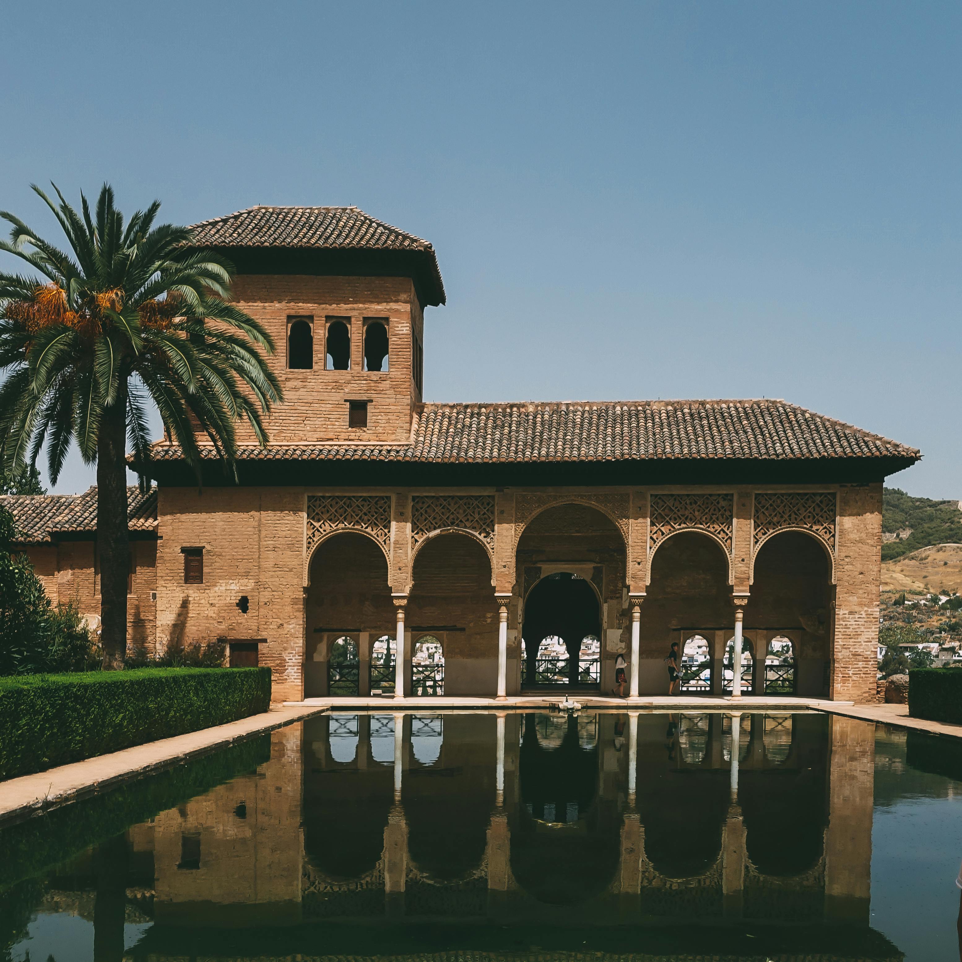 Villa in Spain with a swimmingpool in front of it.