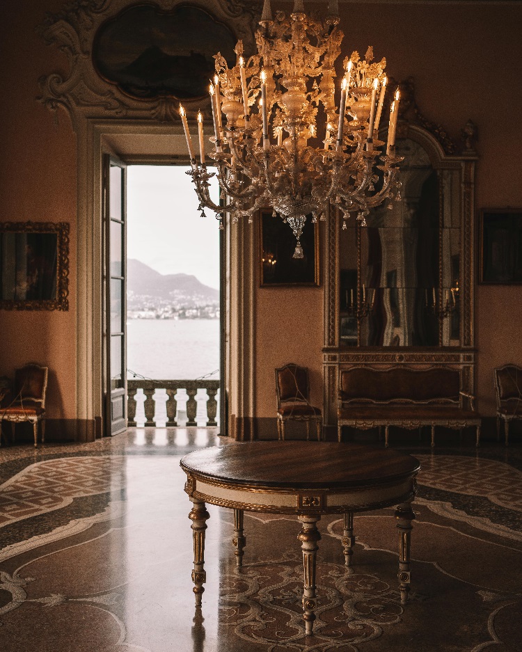 A classical villa with a view on a lake.