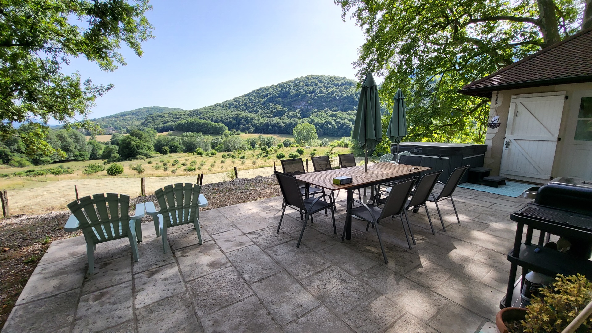 The terrace of the French villa with the jacuzzi from which the idea arose.