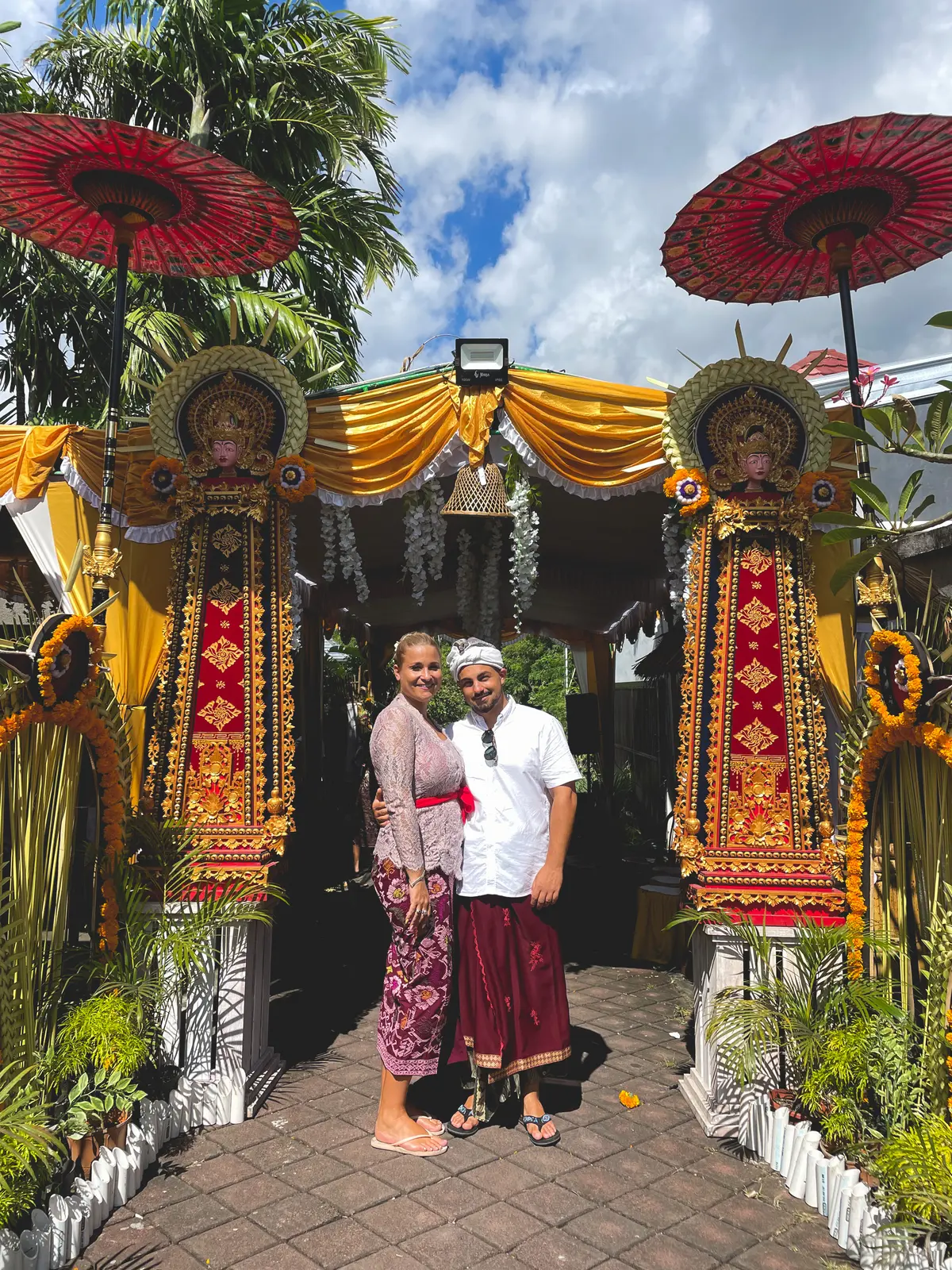Krystophie et Christopher en tenue traditionelle lors d'un marriage Balinais.
