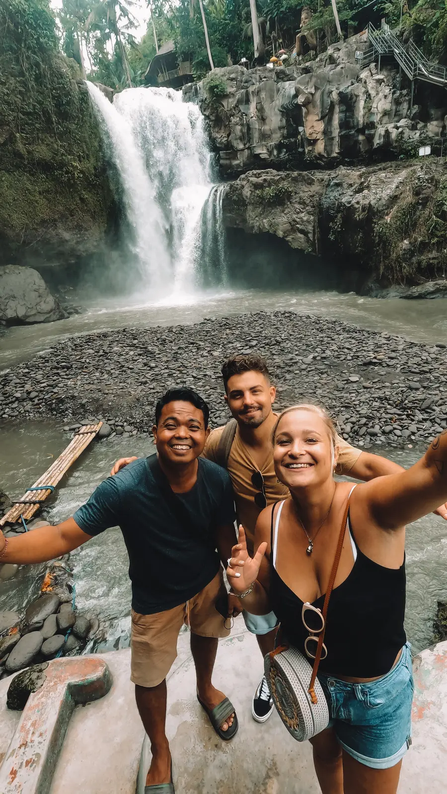 Krystophie, Christopher et leur ami Komang à la cascade Tegenungan, Bali.