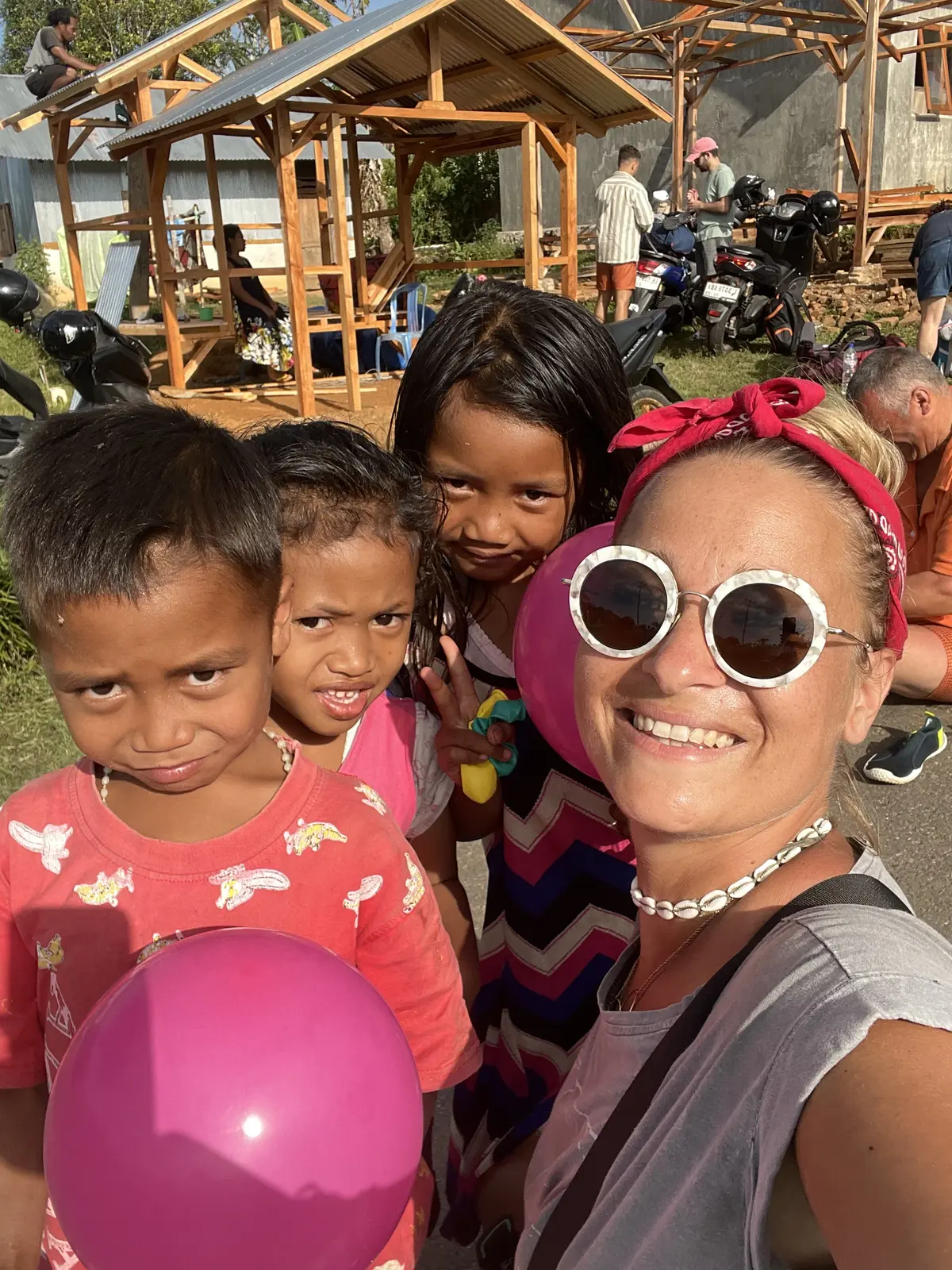 Krystophie et les enfants d'une famille rencontrée dans un village perdu de Flores en Indonésie.