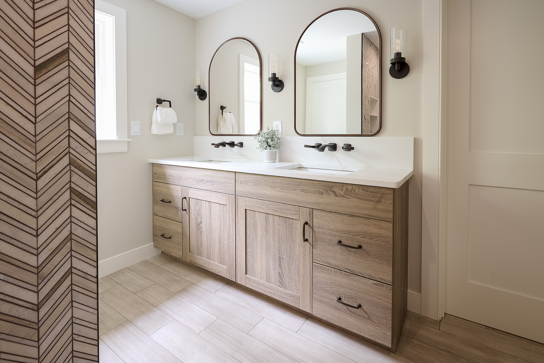 Lodge Oak cabinetry brings rich texture through natural wood grain, while flat-panel full overlay doors maintain clean, contemporary lines