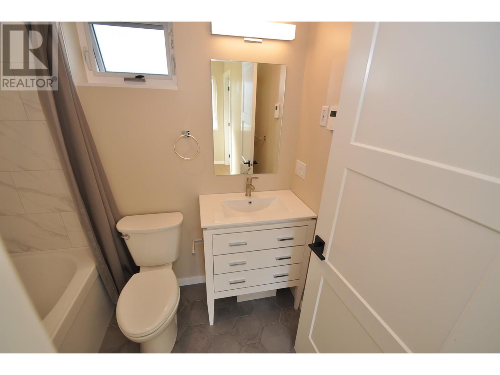 Front unit top bathroom