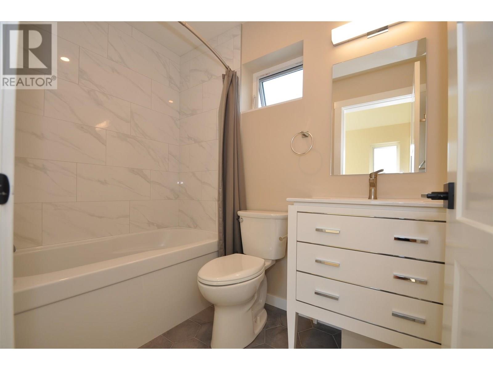 Front unit top bathroom