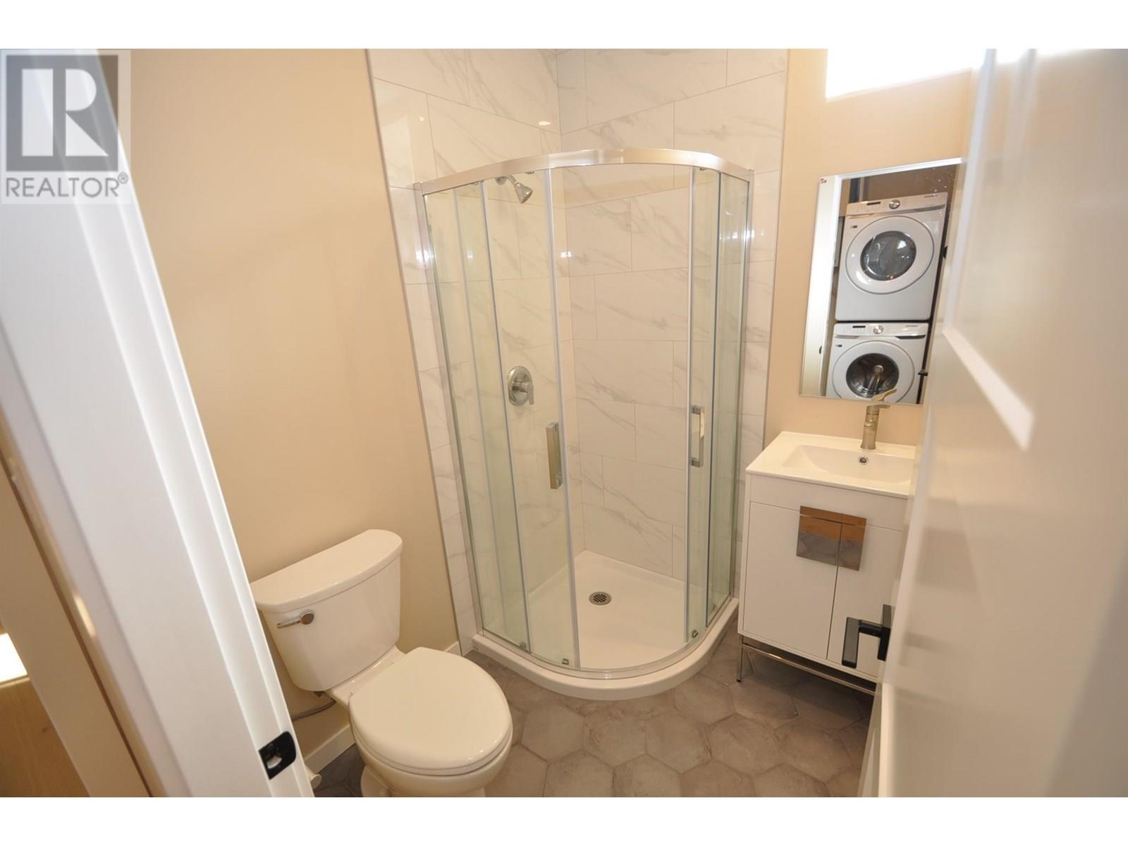 Front unit bottom bathroom