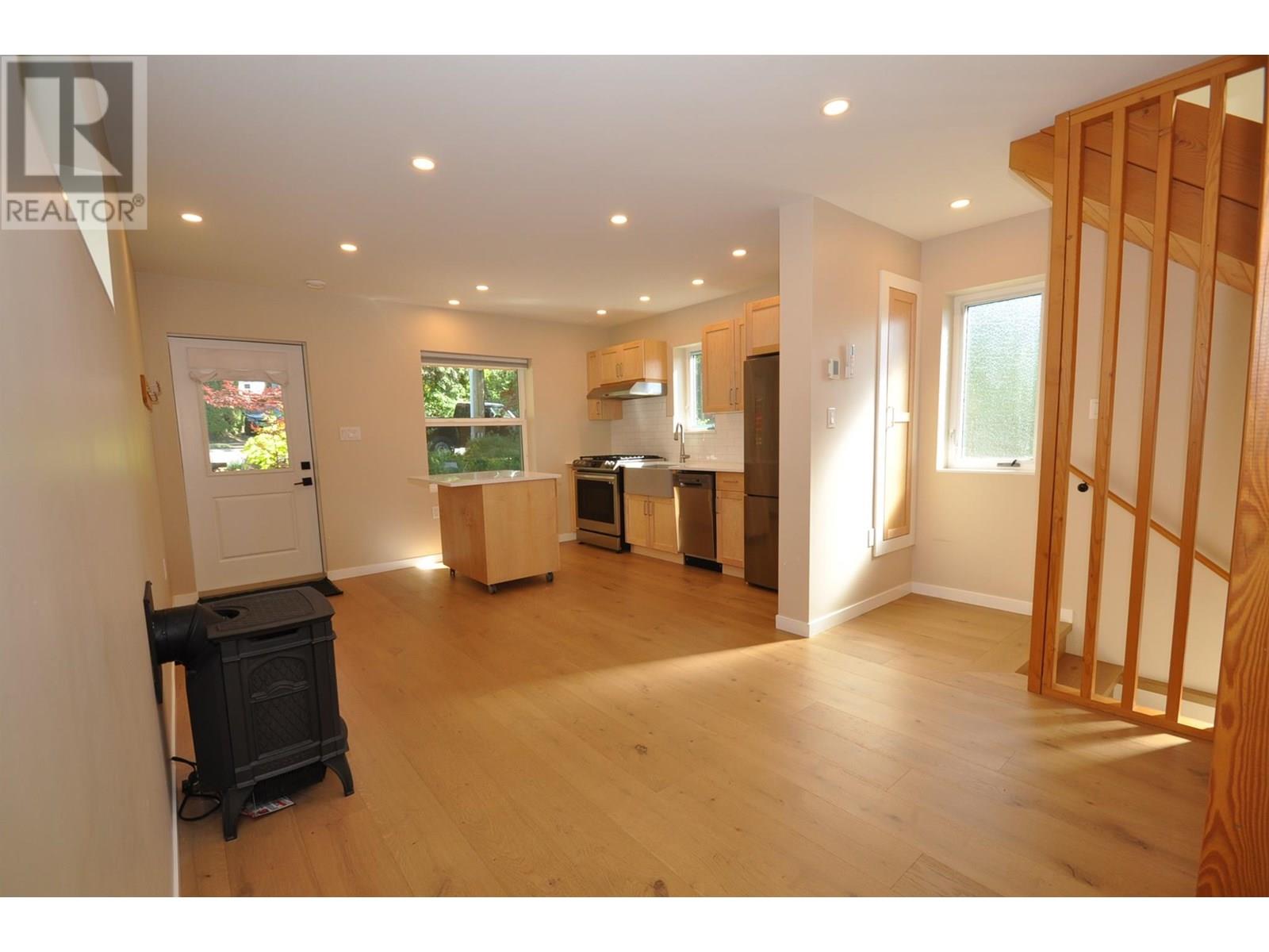 Front unit living space