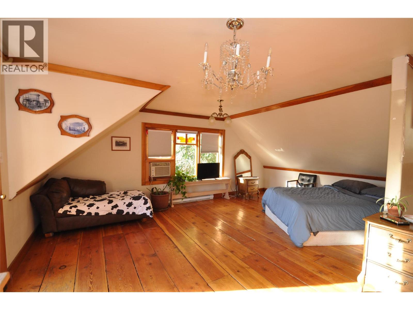 Upper unit living area