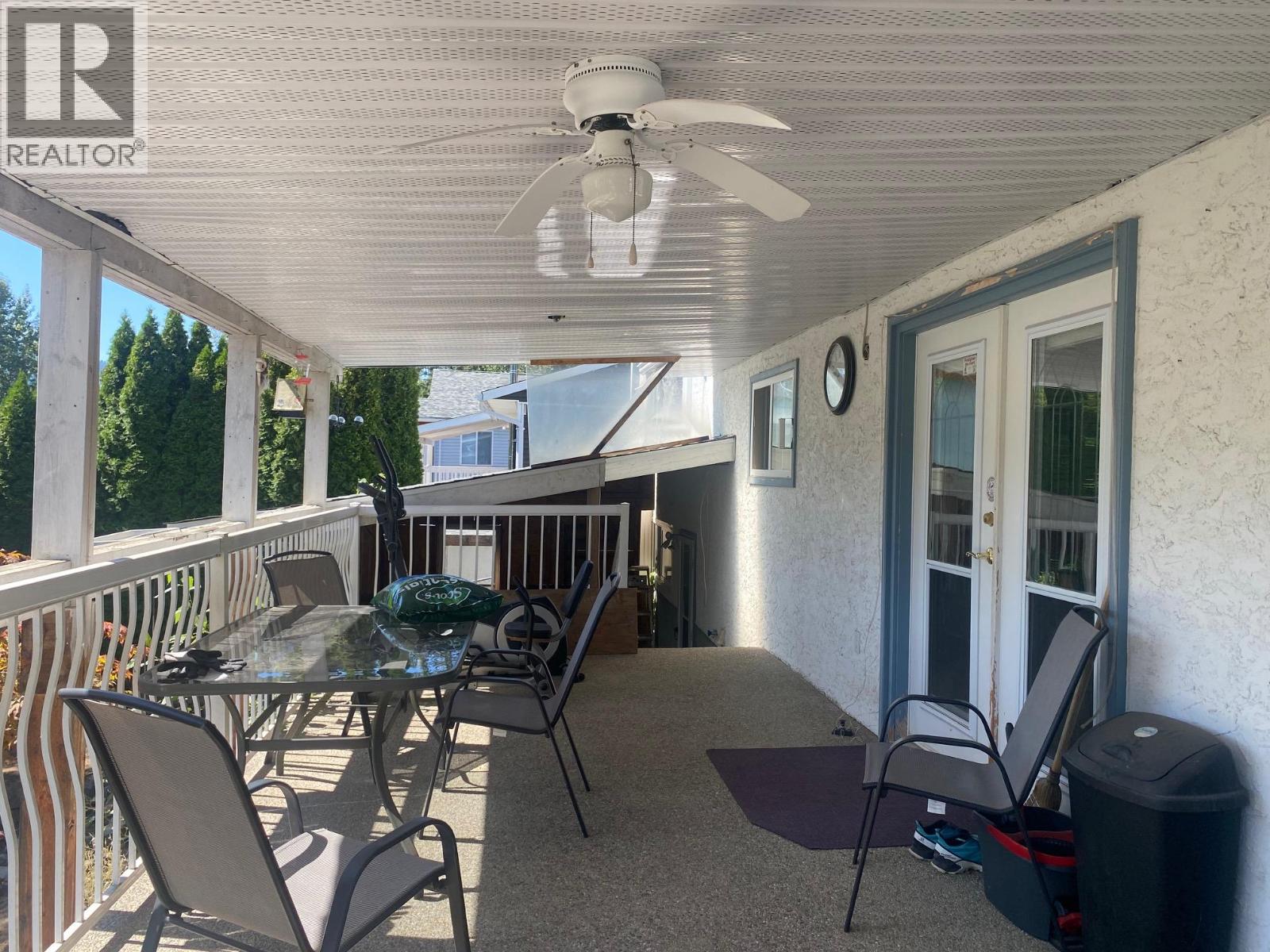 Covered deck, perfect for entertaining