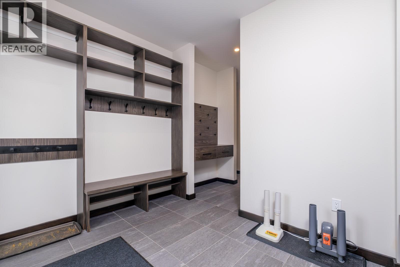 Large entryway with lots of space for jackets, boots, helmets and gloves.