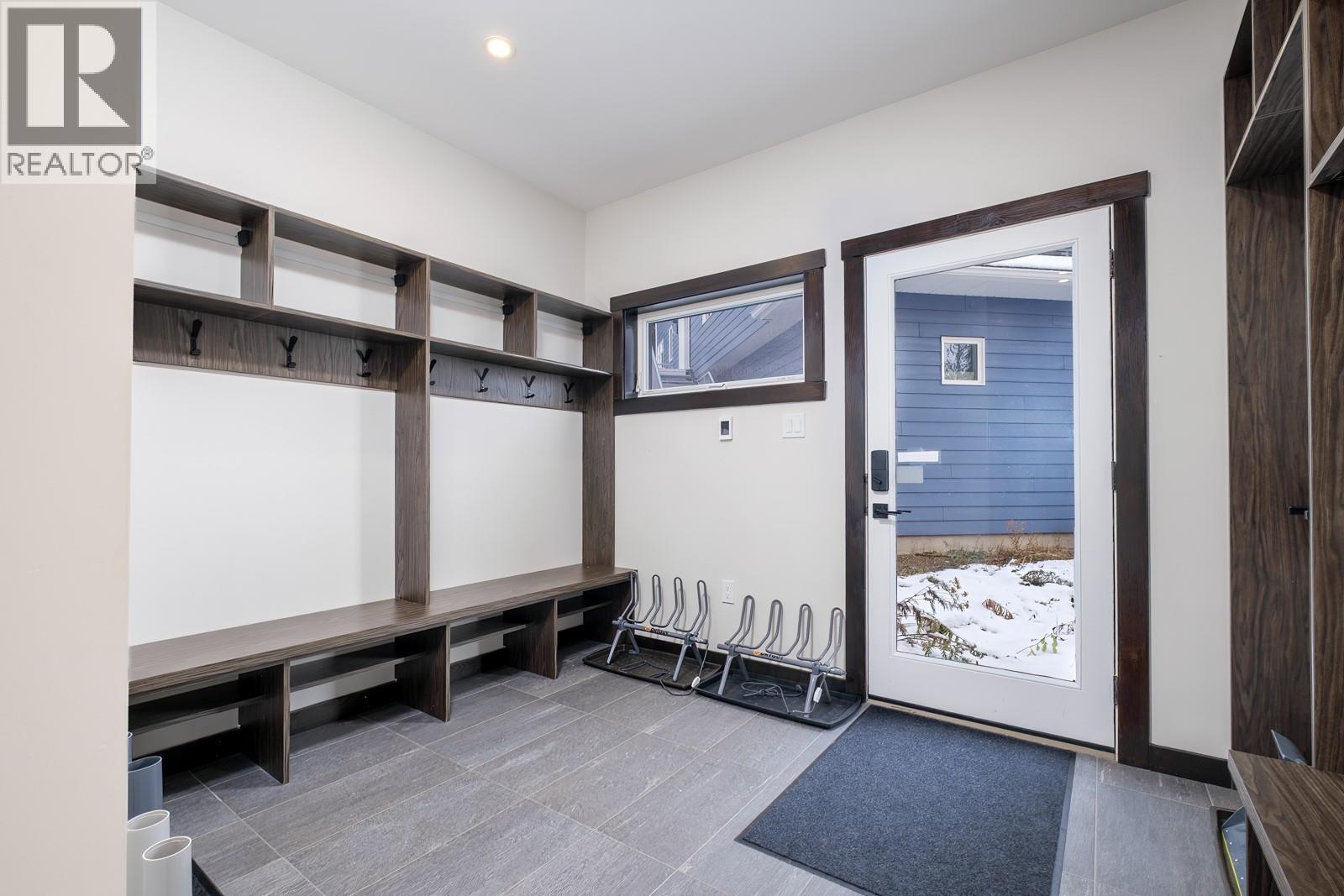 Ski to this door - so easy! In and out for lunch in a flash.