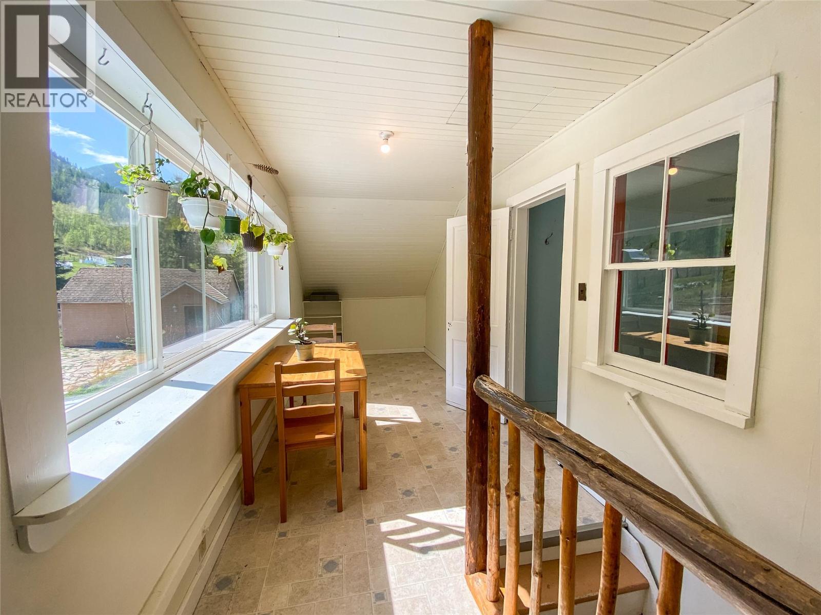 Upper level flex space