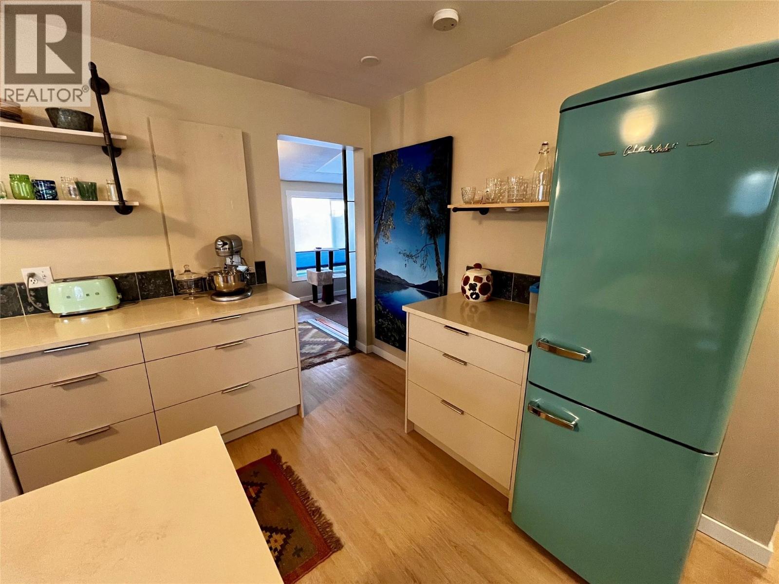 Modern and beautiful cabinets- all soft closing drawers