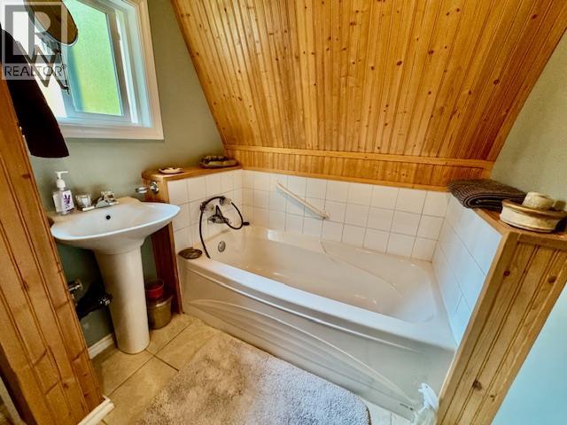 Full Bathroom upstairs