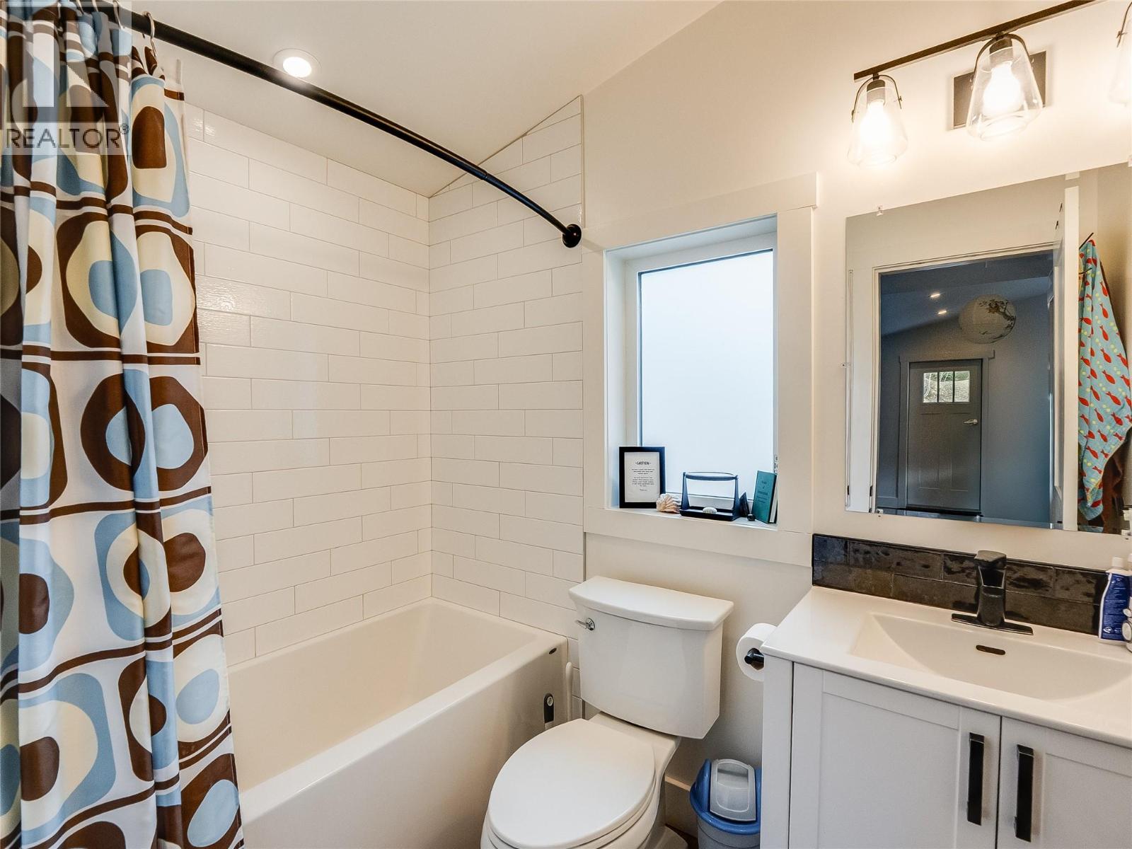 Suite Bathroom - Full