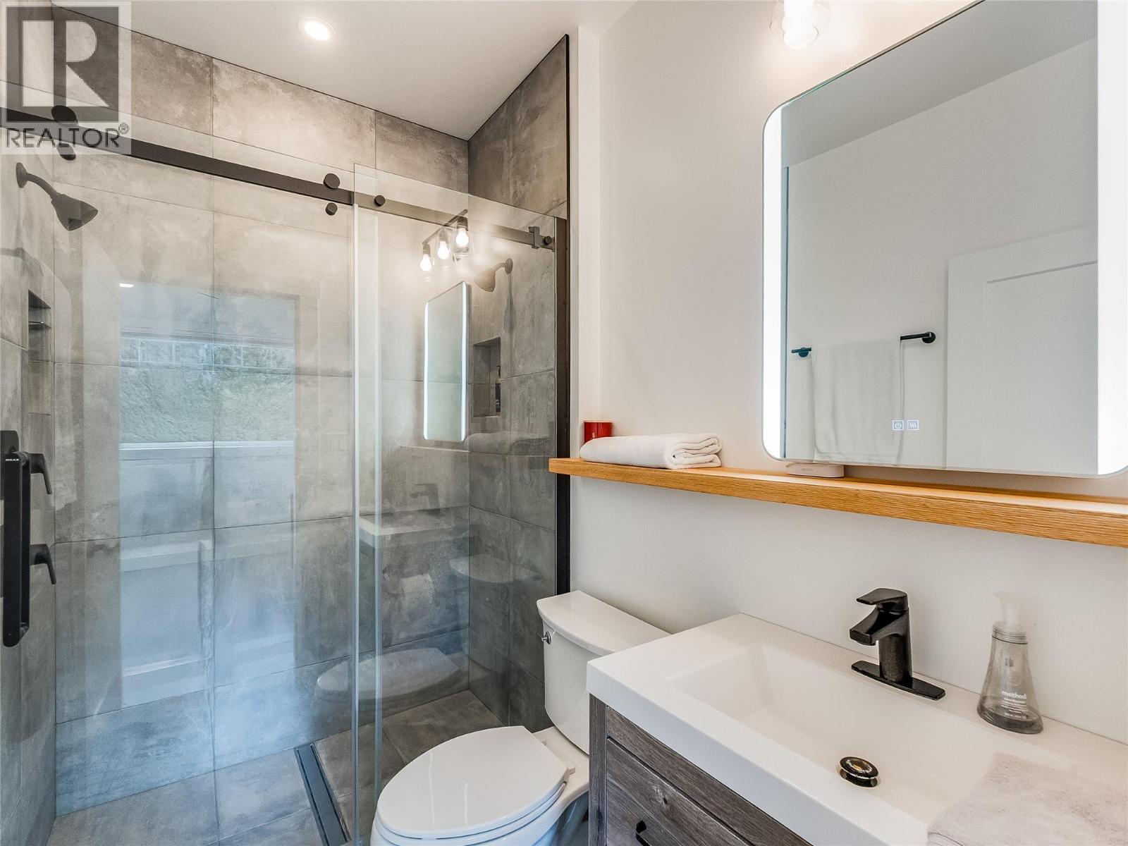 Beautiful Ensuite with double shower heads