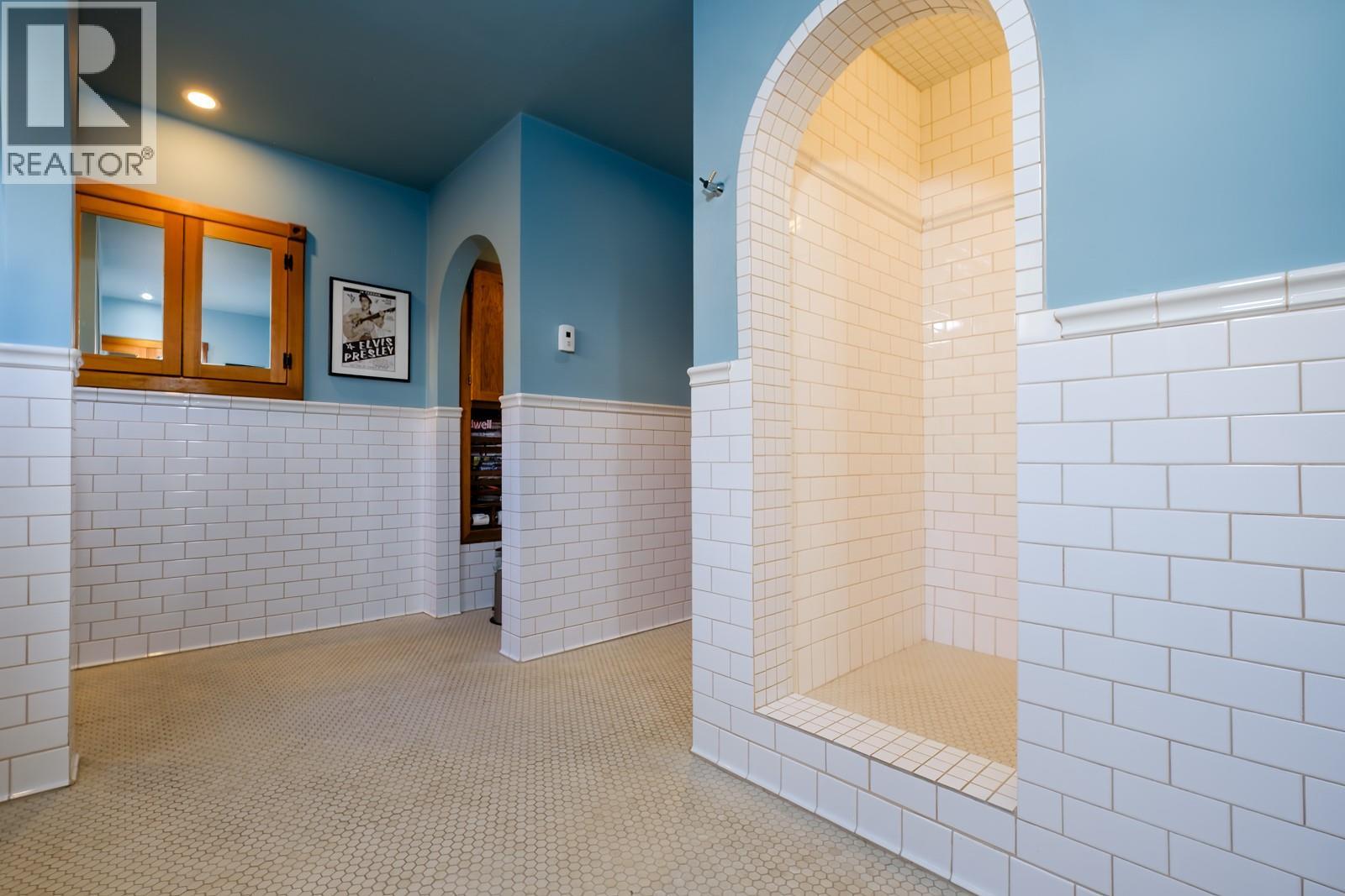 2nd floor main bathroom/shower