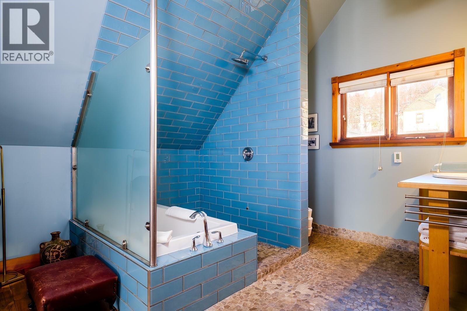 3rd floor main bedroom ensuite