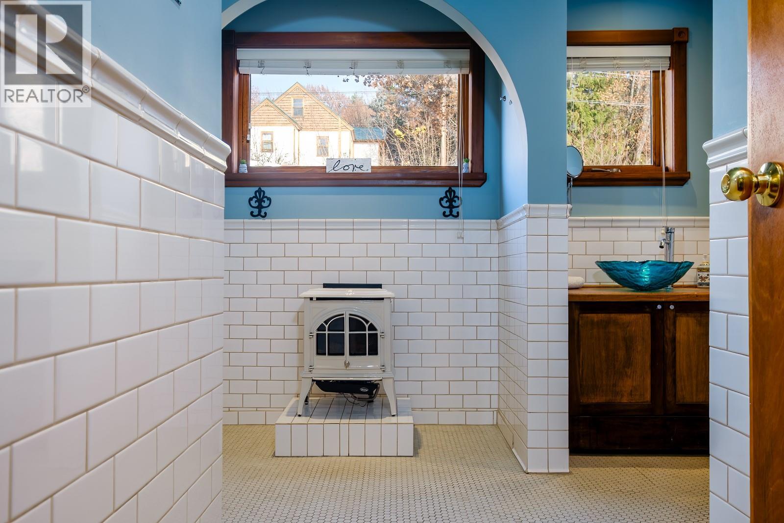 2nd floor main bathroom