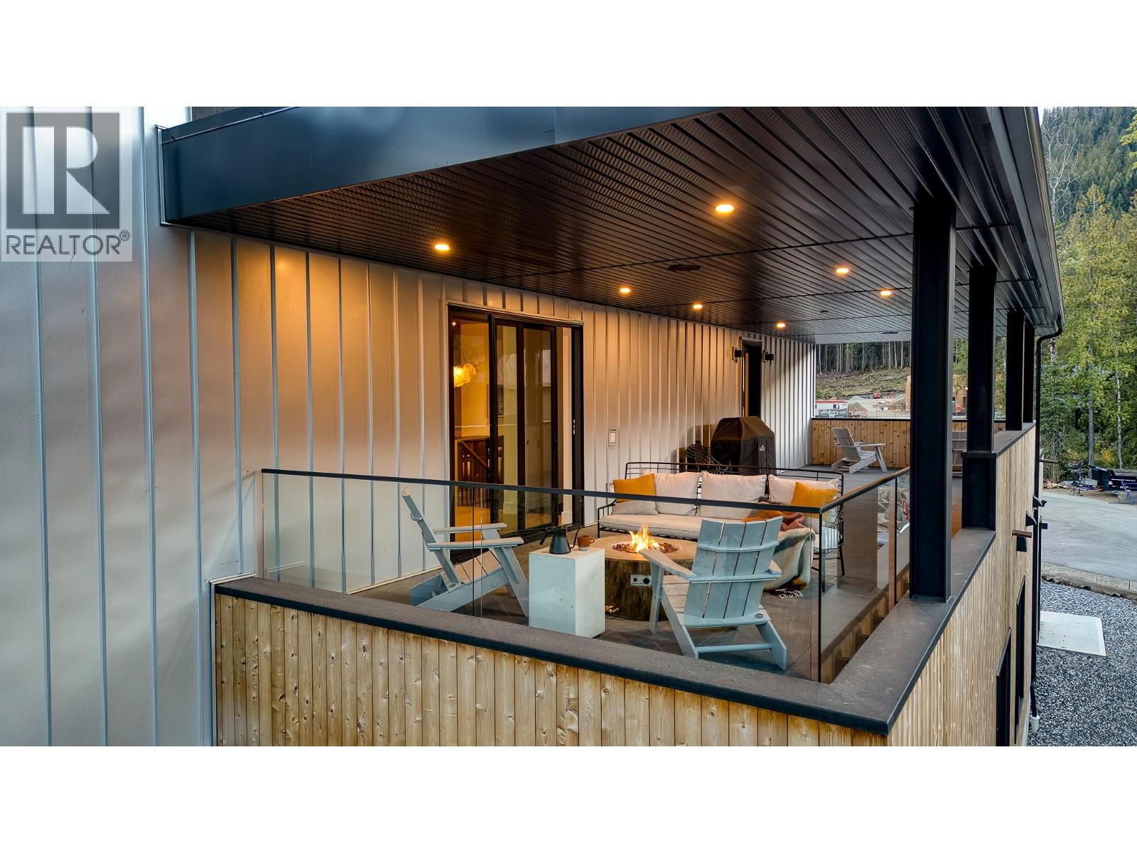 Hot tub could be placed on the upper deck too.