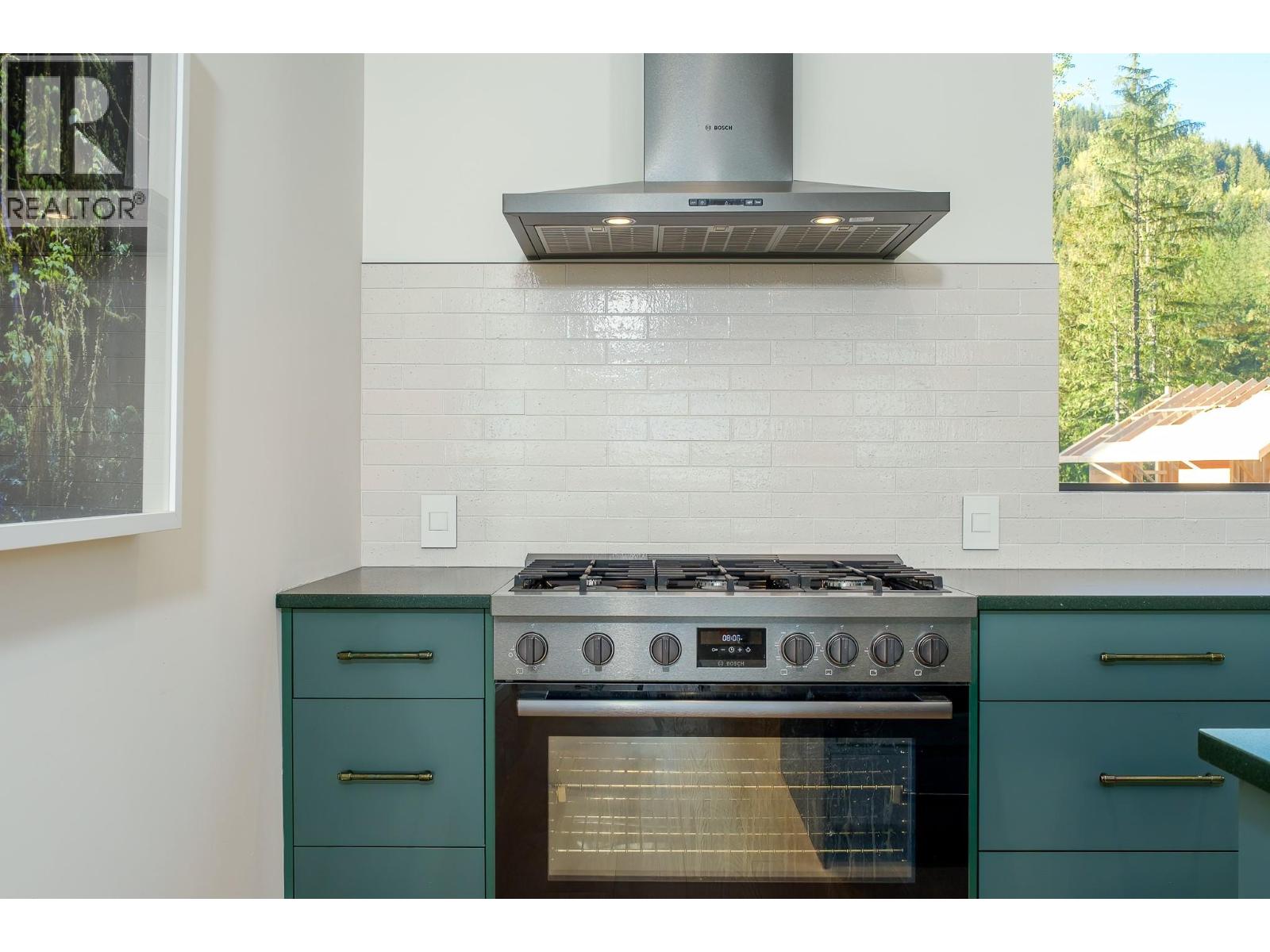If you're a cook and and entertainer, this appliance package and island countertop will gather friends and family.
