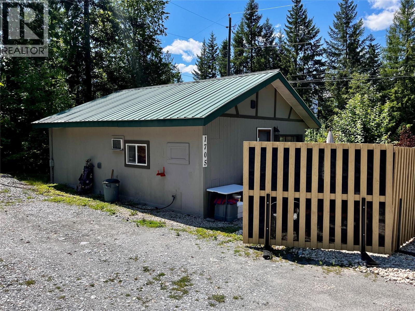 Monthly rental 1 bedroom 1 bathroom cabin with laundry