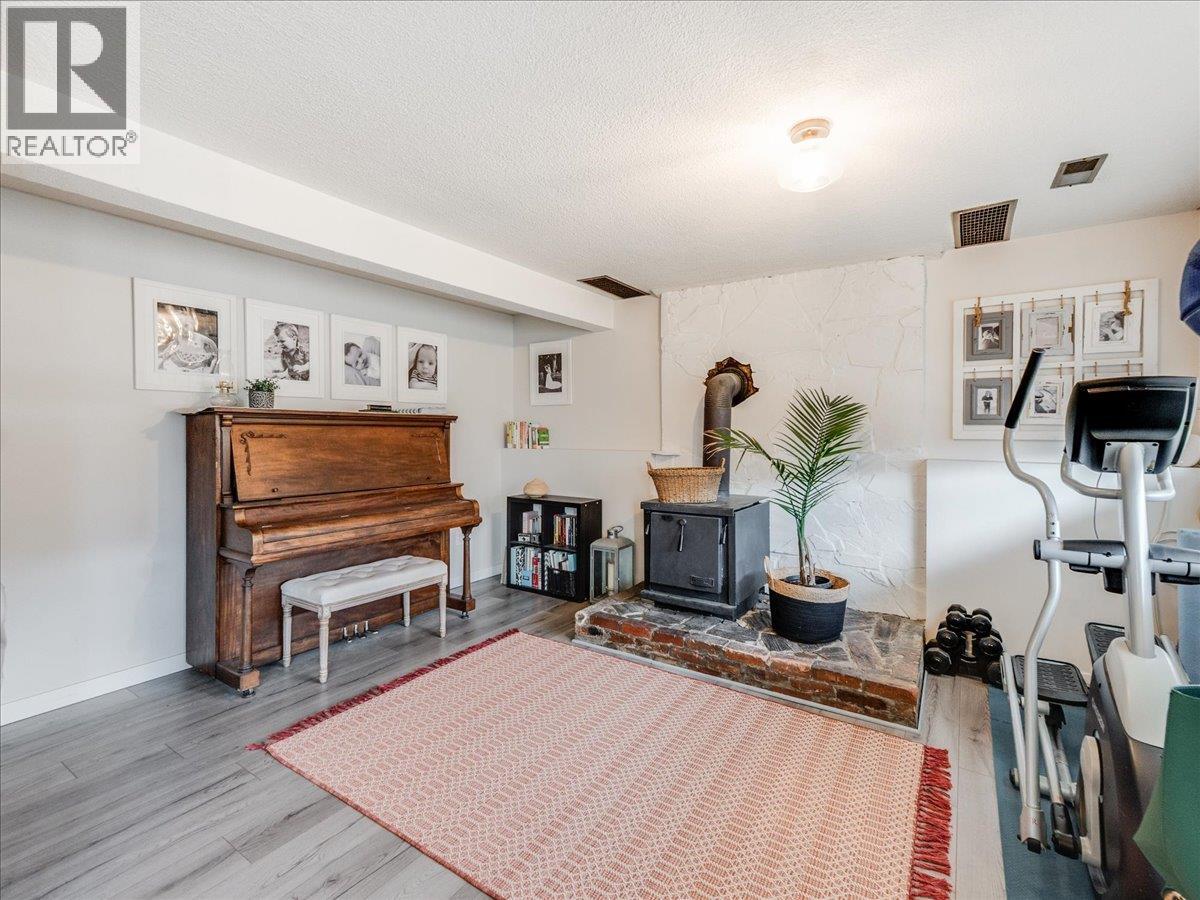 Main floor entry & bonus space