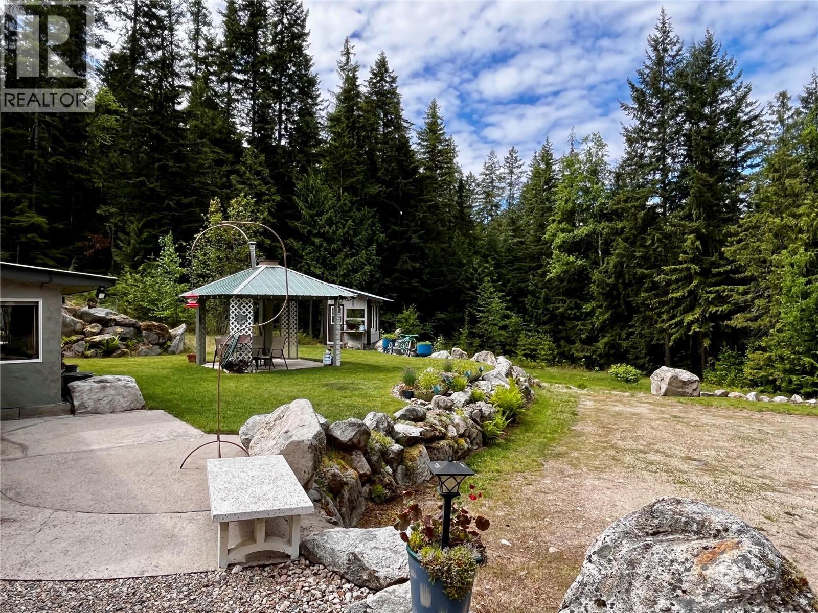 Private and quiet yard