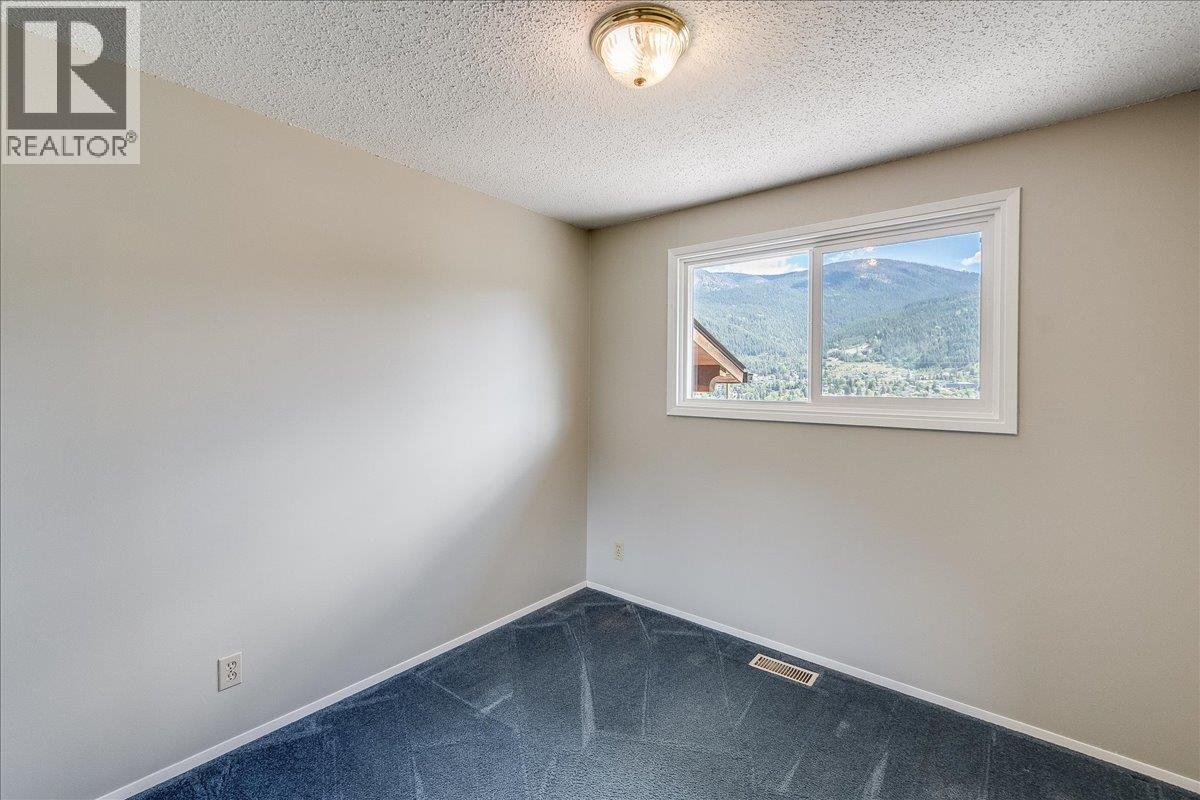 Middle Bedroom-Main Floor