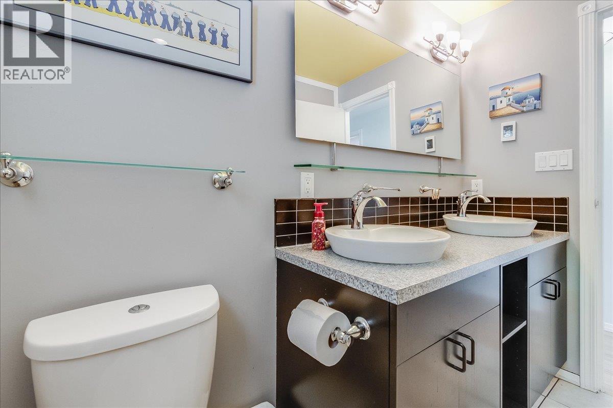 4-pc Bath with Double Vanity/Main Floor