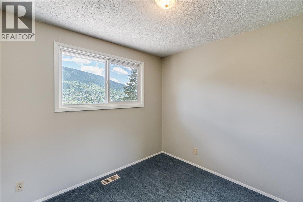 Middle Bedroom-Main Floor