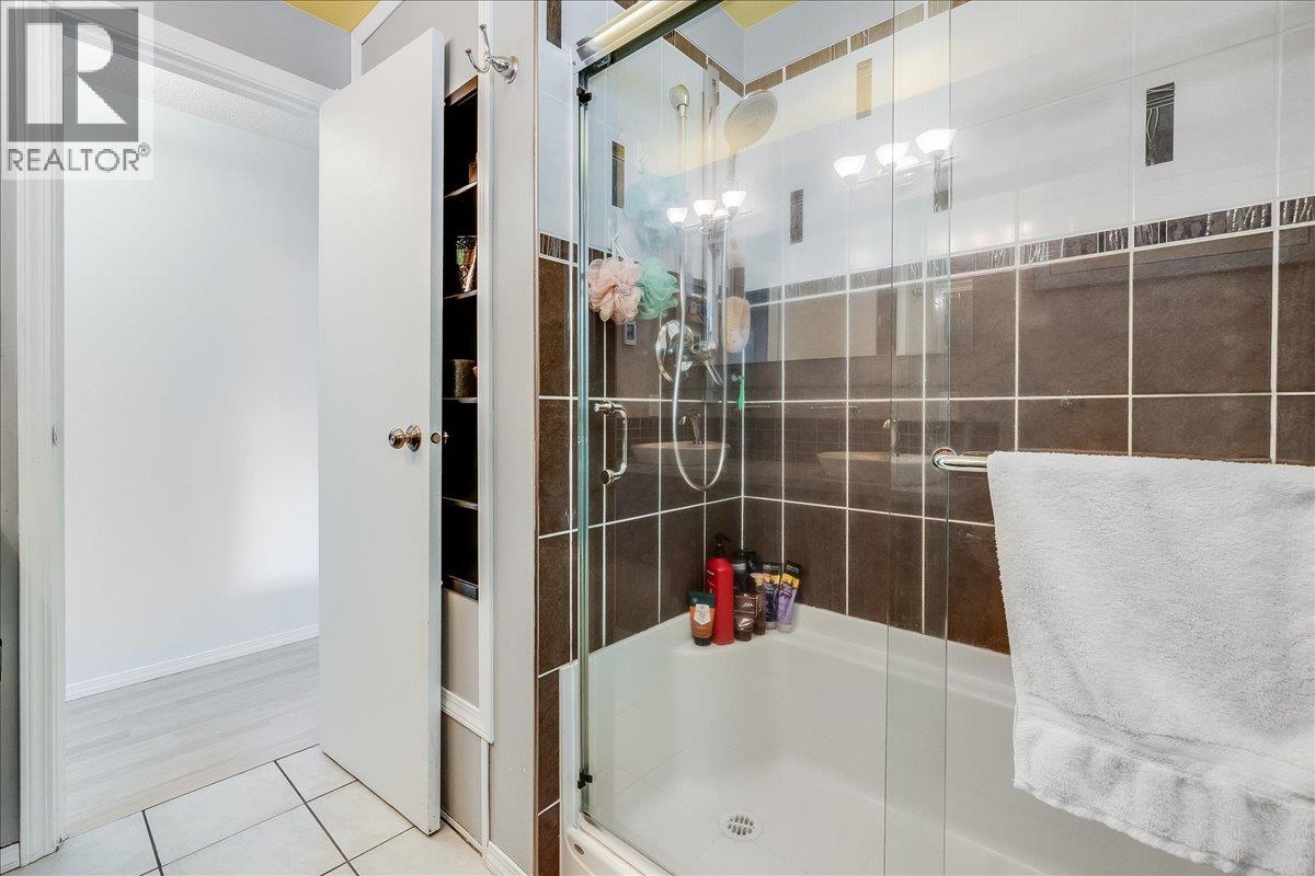 4-pc Bath-Main Floor