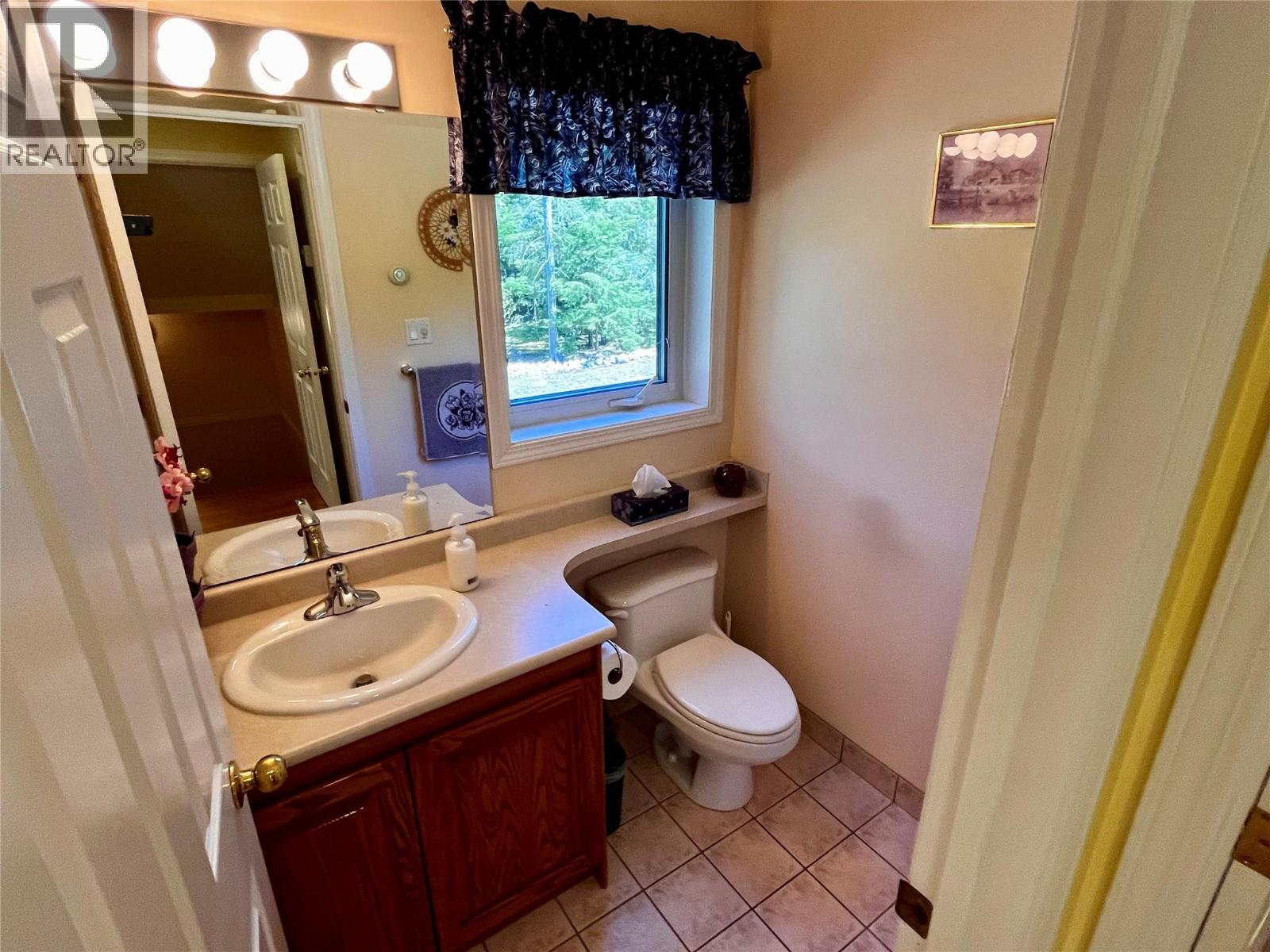1/2 bathroom main floor