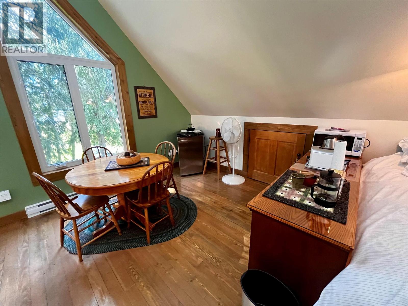 Dry kitchenette/dining space