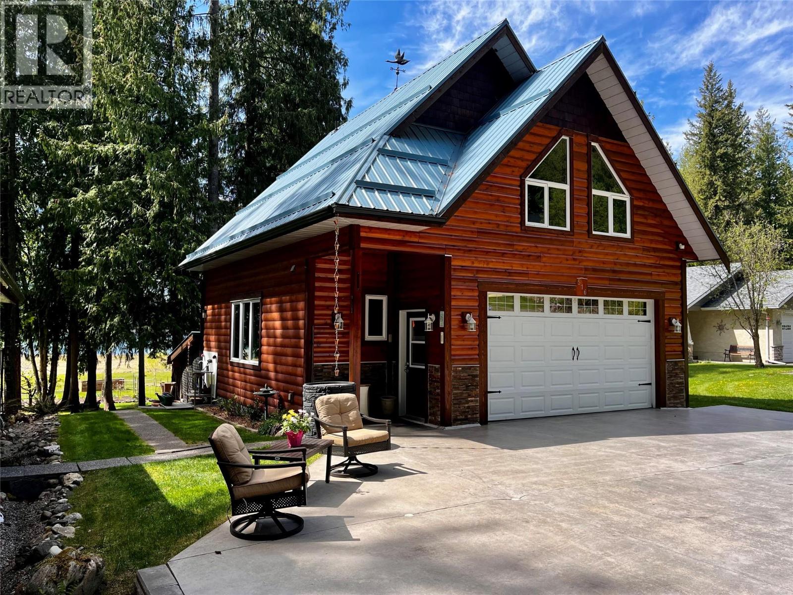 Detached garage with guest suite above