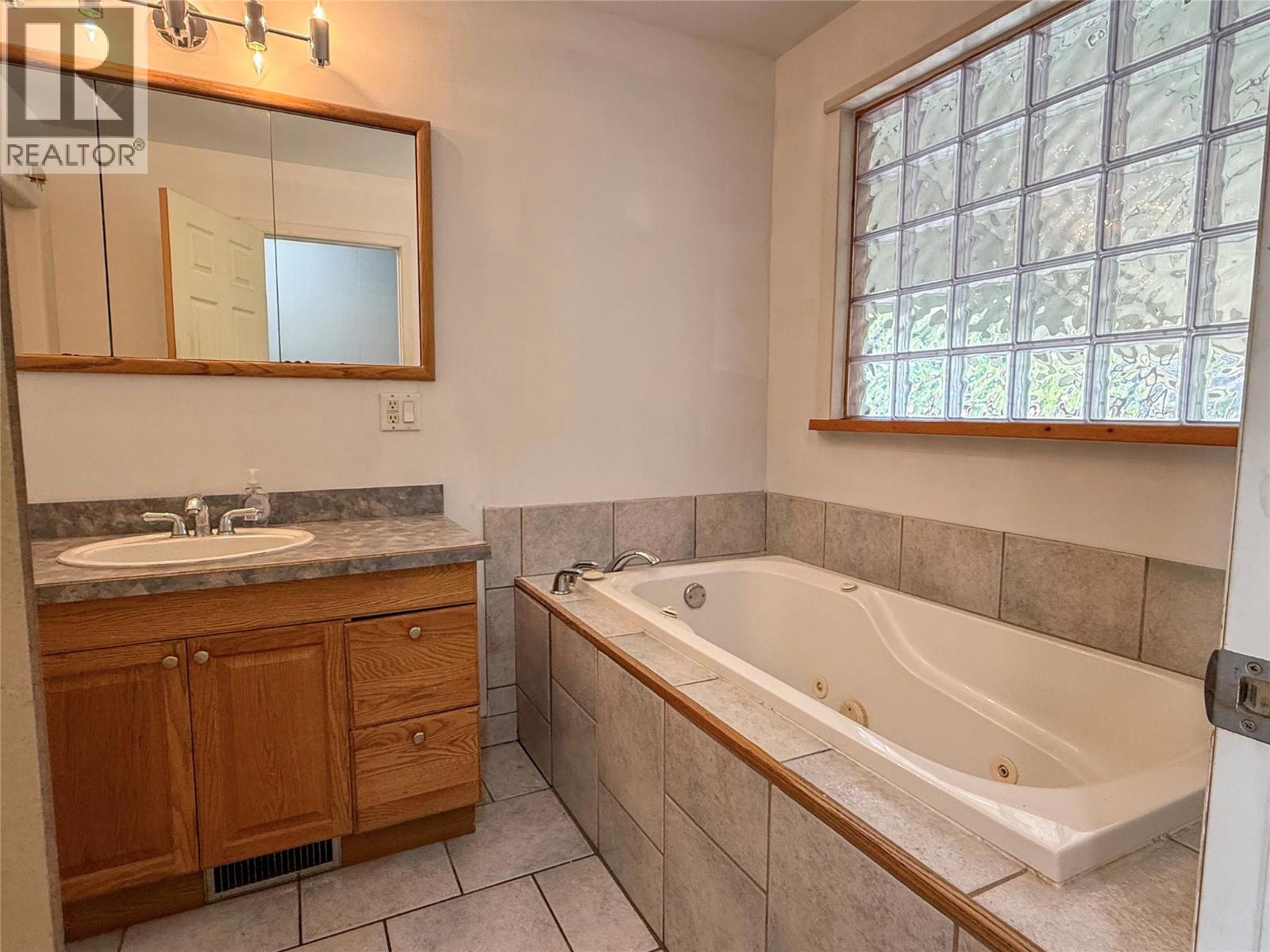 Full bathroom #1 main floor