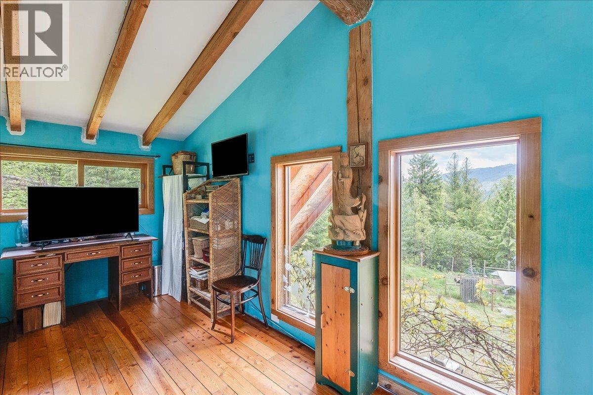 Upstairs Bedroom 2- Lake views!
