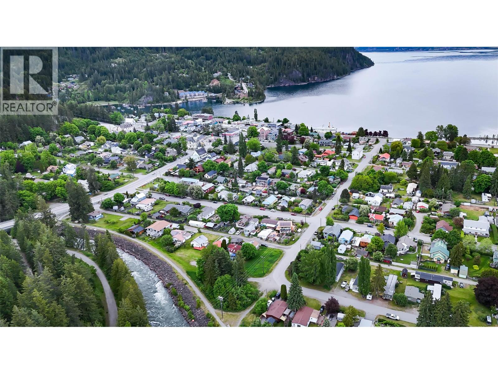 Birds eye view of Kaslo including the manufactured home on lease lot