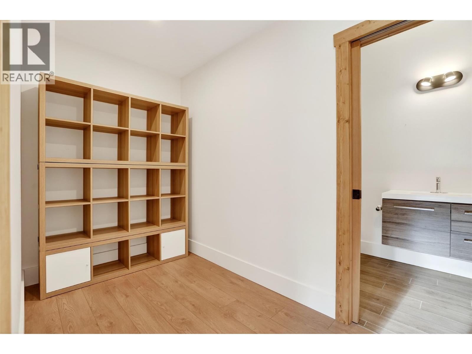 Walk-In-Closet Primary Bedroom