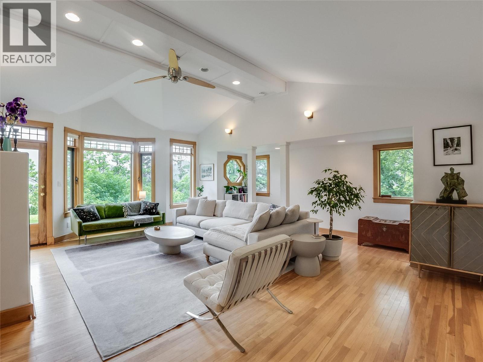 Lovely bright family Room with Wood heater