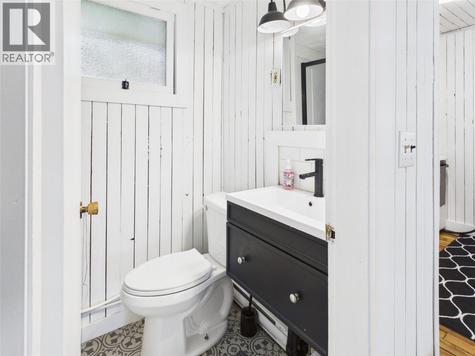 Cottage bathroom w shower
