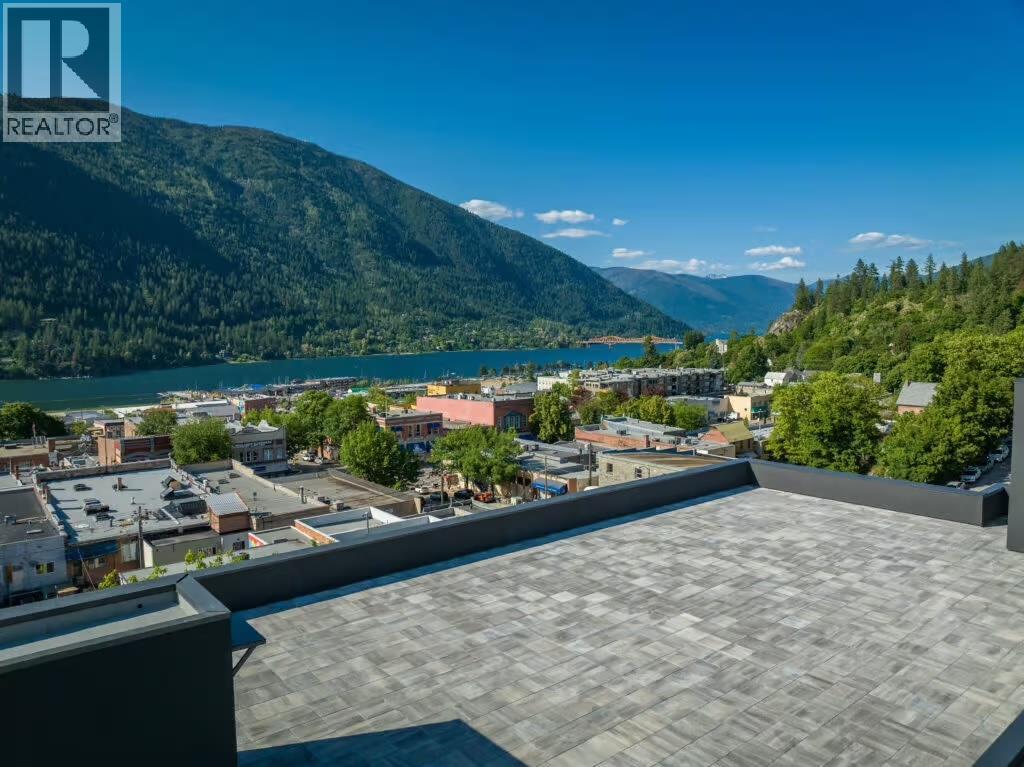 Common area rooftop deck