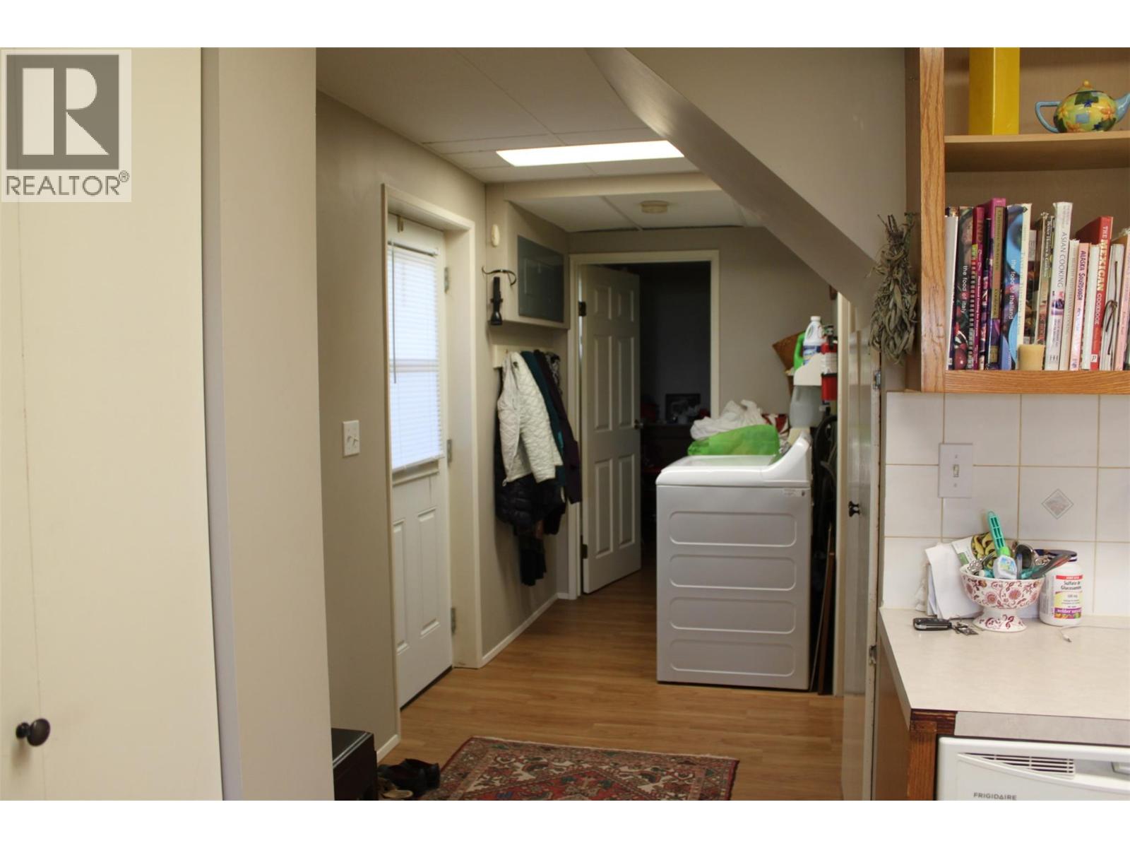Suite entry/laundry