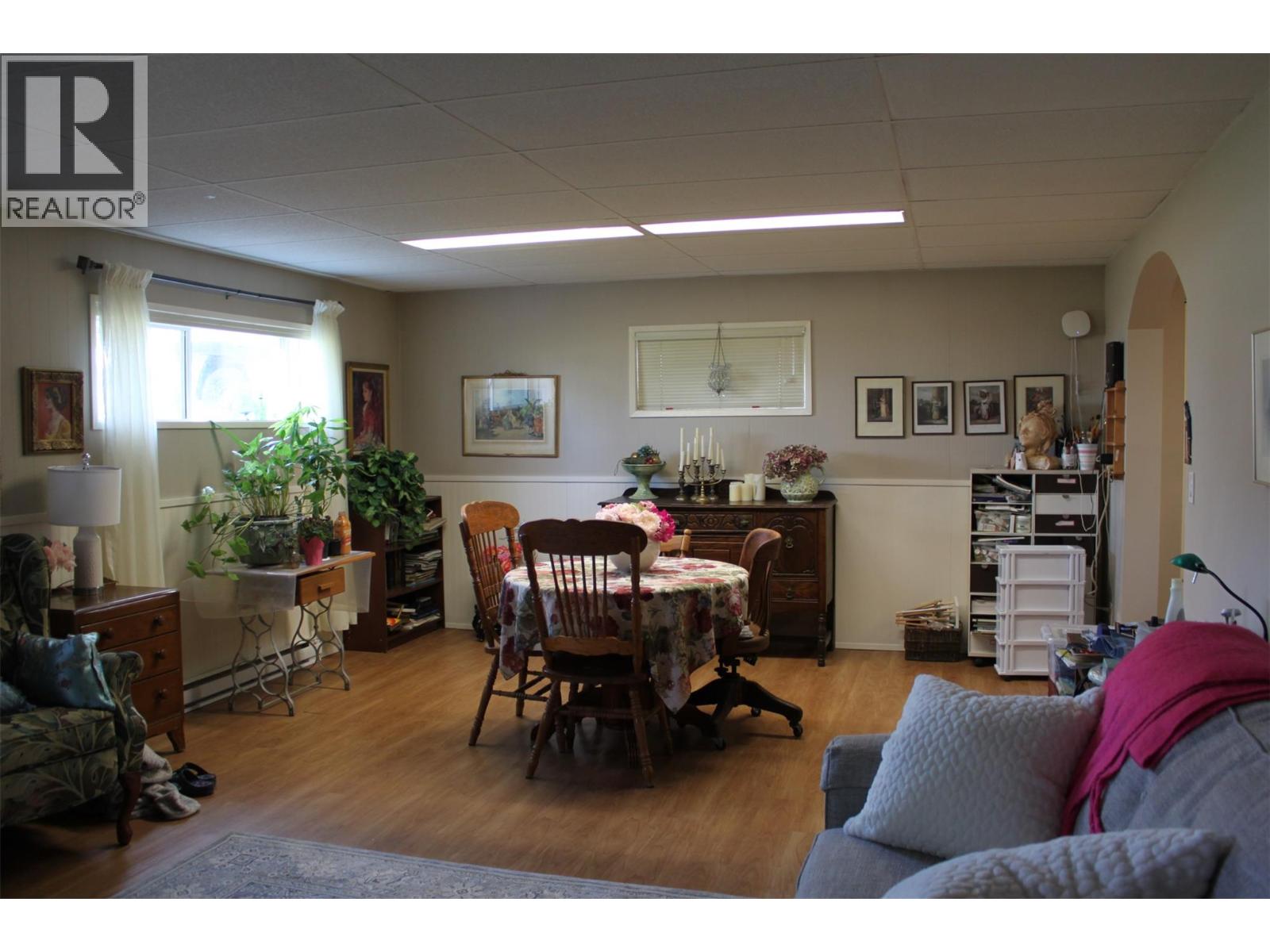 Suite dining area