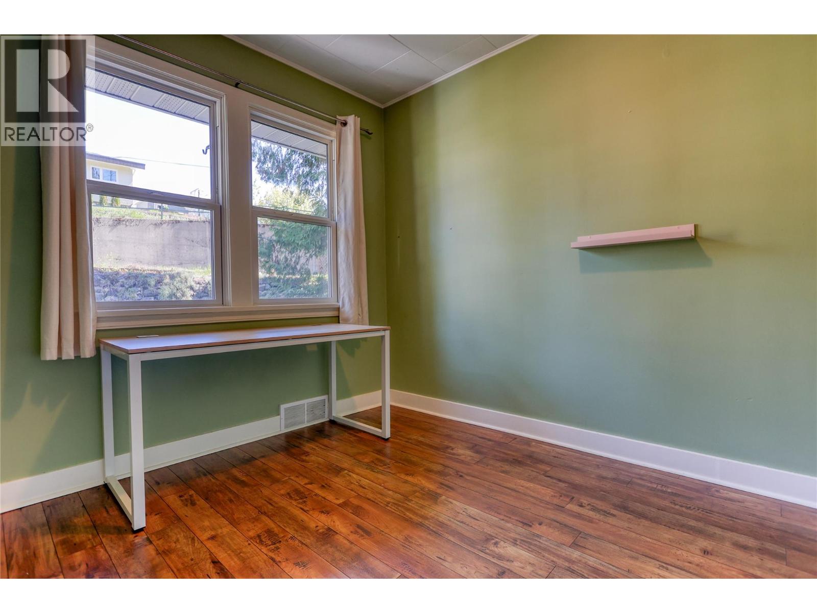 Main Second bedroom (upstairs)